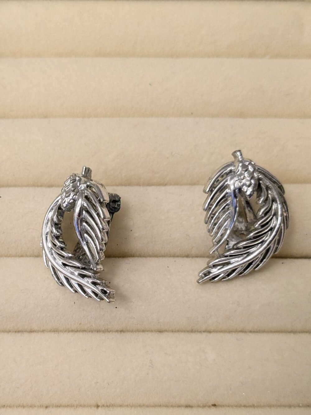 Vintage Lisner Pine Clip On Earrings